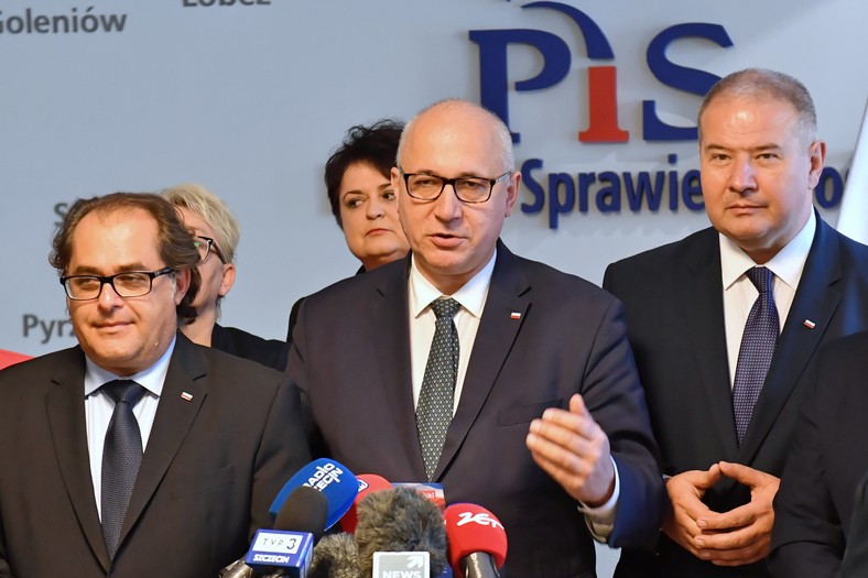 Marek Gróbarczyk (L), Leszek Dobrzyński (P) i europoseł Joachim Brudziński (C) podczas konferencji prasowej PiS w Szczecinie w 2019 r.