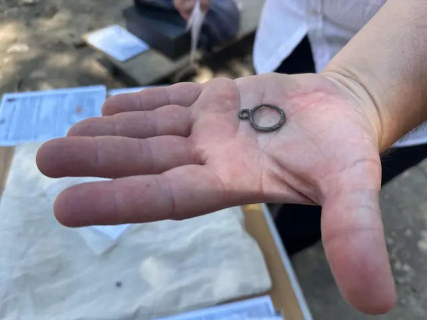 U samom centru grada Čačka pronađena srebrna naušnica iz starog veka