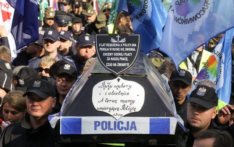 Pikieta związków zawodowych funkcjonariuszy i pracowników służb mundurowych przed Sejmem w Warszawie