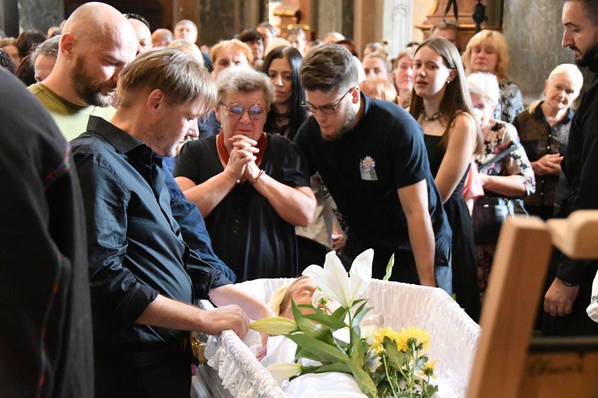 Sahrana majke i njene tri ćerke koje su poginule u ruskom napadu na Lavov
