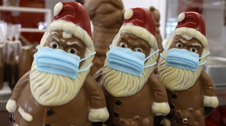 Németországi cukrászda megkezdte az arcmaszkos csokoládéfigurák gyártását 2020 karácsonyára / Fotó: MTI/EPA/RONALD WITTEK 