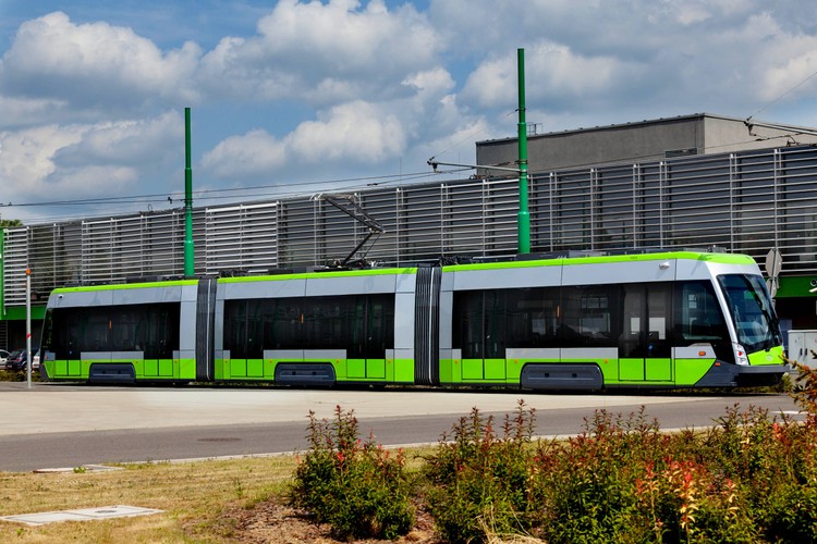 Tuż przed Świętami tramwaje wróciły do Olsztyna, i to po 50 latach od „wygaszenia” tego typu komunikacji. Olsztyn ze zbudowana od nową siecią stał się 12. tramwajowym miastem w Polsce. Tu też nie odbyło się bez problemów. W czasie mrozu pękały szyny (na odcinkach firm Skanska i Torpol). Zdarzały się też usterki pojazdów Tramino od Solarisa, które miasto tłumaczy „chorobami wieku dziecięcego”.