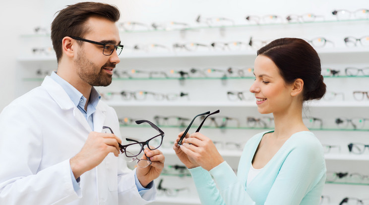 Ha több keretet is felpróbálunk, nagyobb eséllyel 
találjuk meg a hozzánk 
leginkább illő, legkényelmesebb darabot   /Fotó: Shutterstock