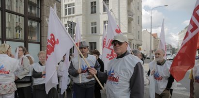 Emeryci protestują