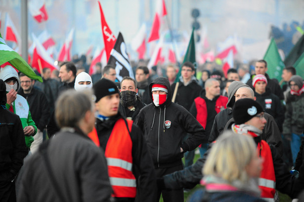 Warszawa oszacowała straty po marszu. Połowa to koszt spalonej tęczy