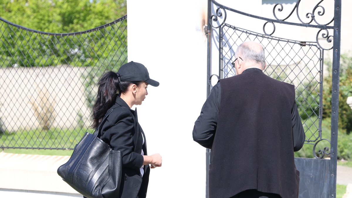 (FOTO) ANDREANA ČEKIĆ STIGLA NA POMEN BRATA DARKA LAZIĆA Nije bila na sahrani, prva se uputila ka crkvi i razgovarala sa sveštenikom