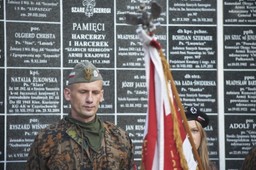 "Oni nie polegli, ciągle mamy tę samą sytuację". Uczestnicy o "apelu smoleńskim" na uroczystościach w Poznaniu