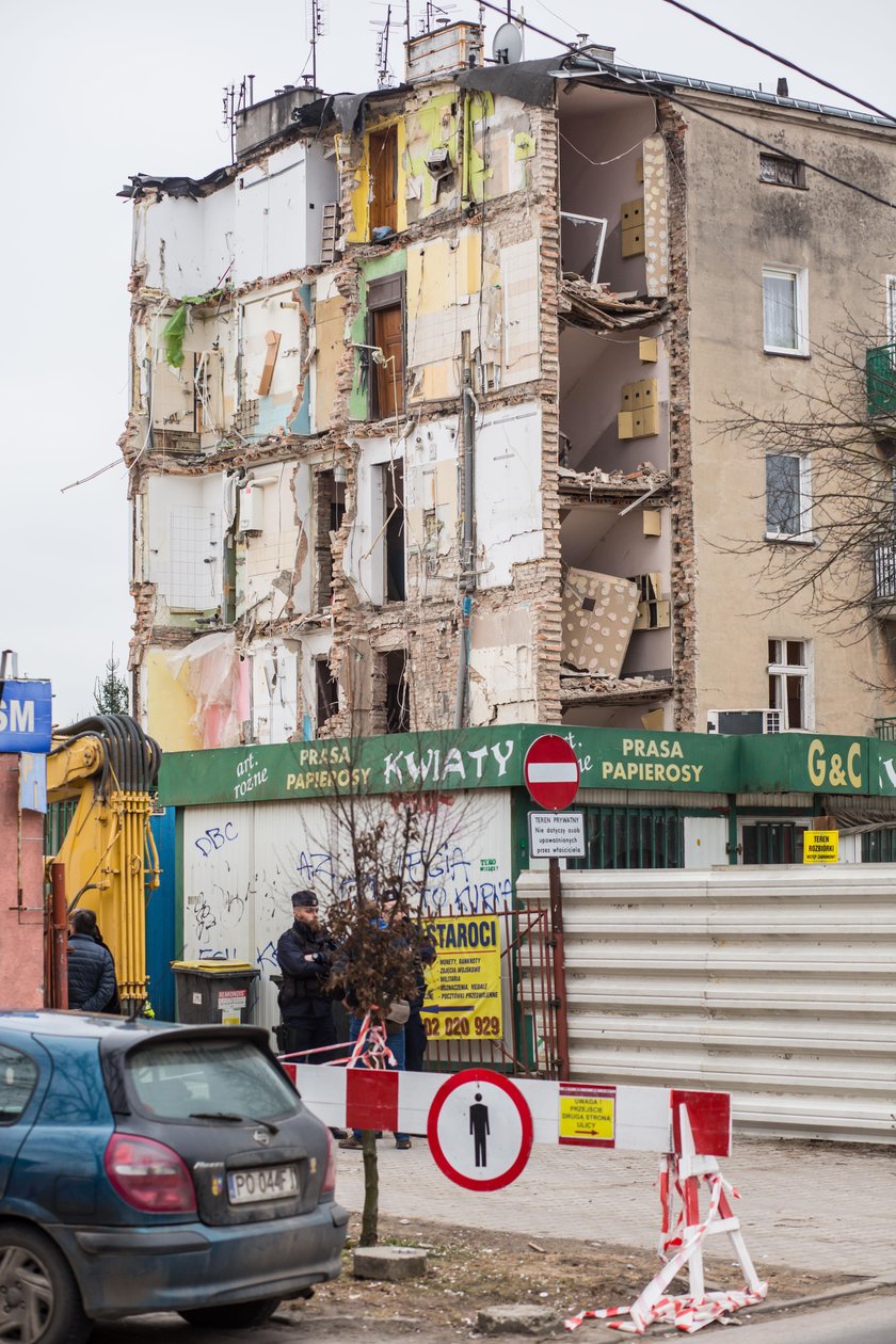 Burzą część zawalonej kamienicy na Dębcu w Poznaniu