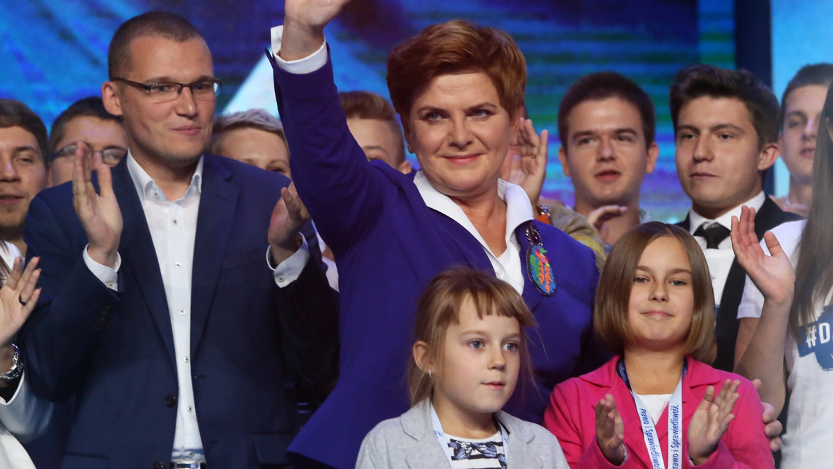 PiS pokazało się jako partia umiarkowana, a PO, zgłaszając projekt likwidacji składek na ZUS i NFZ, uzyskało efekt zbiorowego zaskoczenia - powiedziała politolog z UW dr hab. Ewa Marciniak, oceniając sobotnie konwencje obu partii.