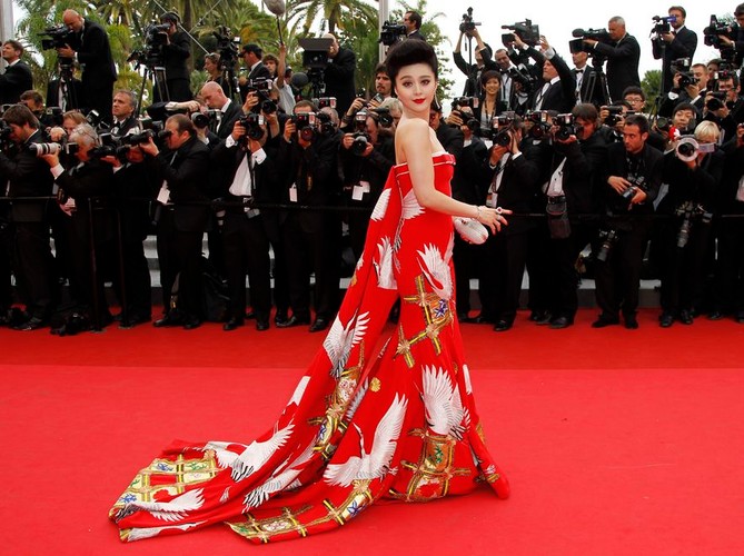 Czerwona suknia w żurawie, jaką miała na sobie Fan Bingbing, to naszym zdaniem najlepsza suknia festiwalu