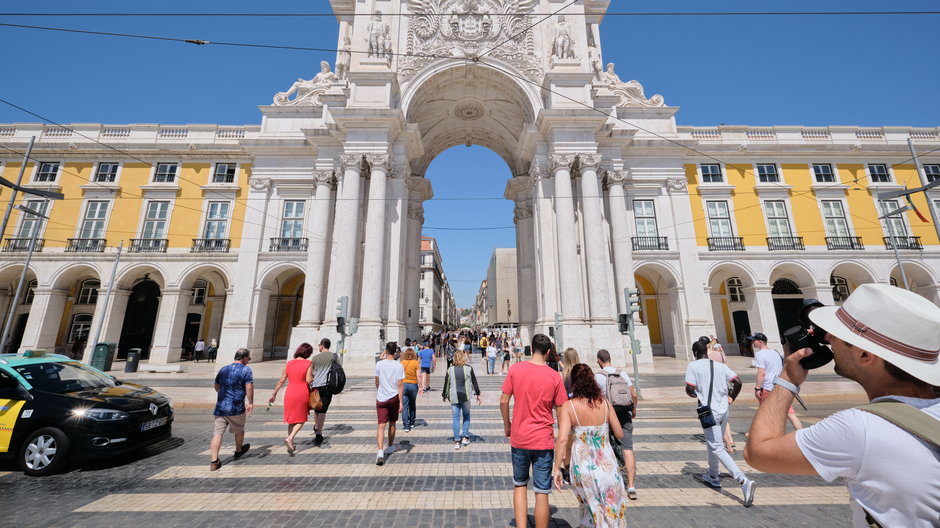 Zniesiono obowiązek noszenia maseczek na świeżym powietrzu w Portugalii