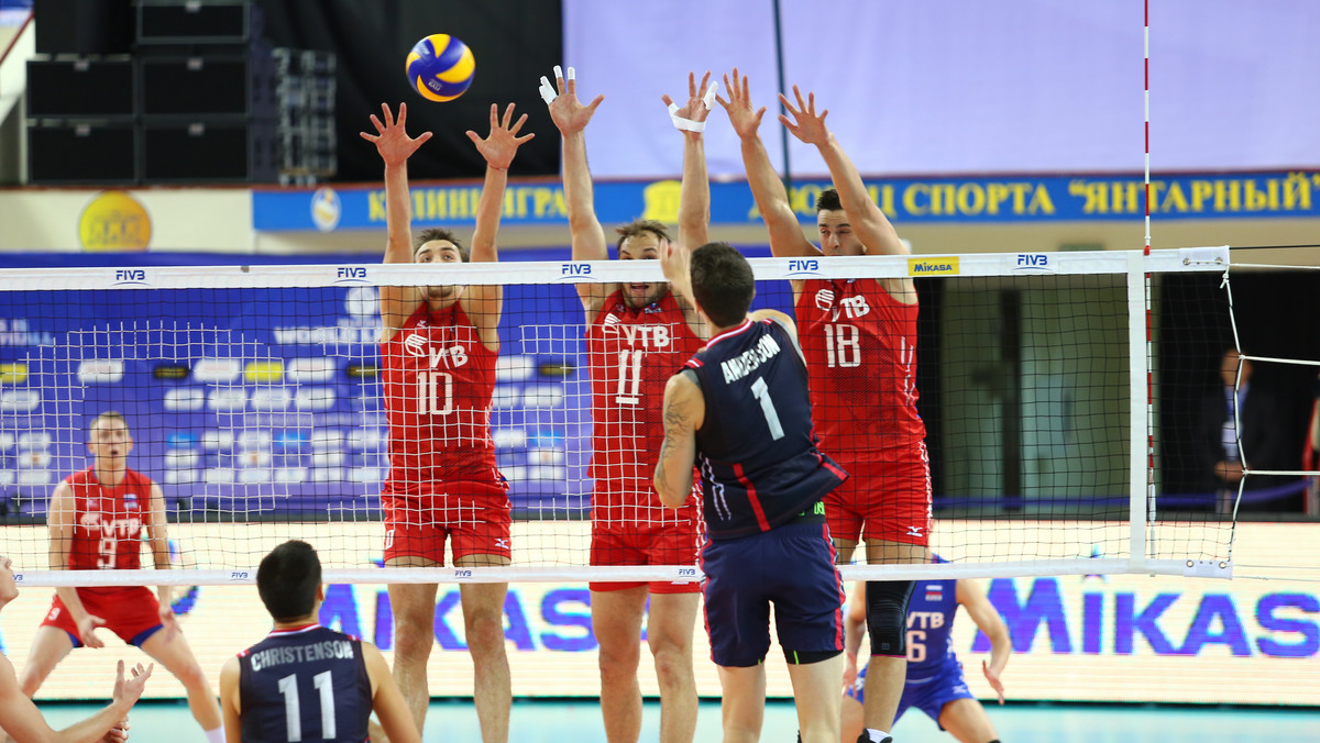 Reprezentacja Rosji przegrała kolejny mecz w Lidze Światowej. Tym razem mistrzowie olimpijscy ulegli w Kaliningradzie Stanom Zjednoczonym 0:3. Amerykanie pozostali na pierwszym miejscu grupy B i nie zmieni tego wynik meczu Iran - Polska.