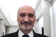 Antoni Macierewicz bezczelnie cieszy japę