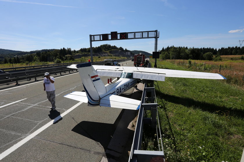 Awaryjne lądowanie samolotu na autostradzie. Kierowcy przerażeni