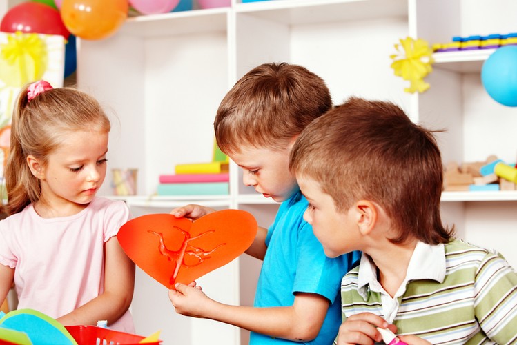 Co powinno znaleźć się w umowie?

Umowa powinna zostać zawarta w formie pisemnej i zawierać:

    strony umowy,
    cel i przedmiot umowy,
    czas i miejsce sprawowania opieki,
    liczbę dzieci powierzonych opiece,
    obowiązki niani,
    wysokość wynagrodzenia oraz sposób i termin wypłaty,
    czas, na jaki umowa została zawarta,
    warunki i sposób zmiany, a także rozwiązania umowy