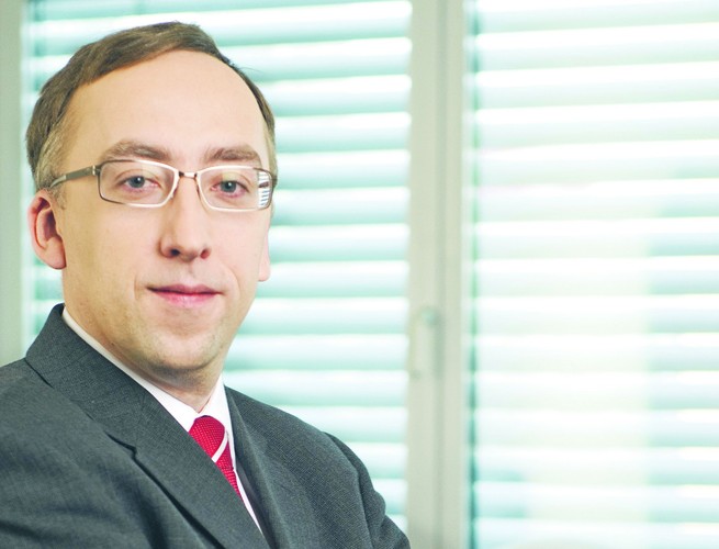 Jeszcze w tym tygodniu minister infrastruktury Andrzej Adamczyk ogłosi nazwisko nowego szefa PKP. Bo Jakub Karnowski 30 listopada ogłosił rezygnację. Wraz z nim odszedł z zarządu Piotr Ciżkowicz, który był prawą ręką Karnowskiego. W zarządzie został tylko Jarosław Bator odpowiadający za nieruchomości. Prezes Fundacji Pro Kolej Jakub Majewski określa moment odejścia jako „niefortunny”. Wcześniej zdarzało się, że prezes był zmuszony do dymisji po nieudanym wejściu w życie rozkładu jazdy (patrz ramka). Ale z własnej woli jeszcze nigdy nie wysiadał z pociągu na dwa tygodnie przed godziną zero.