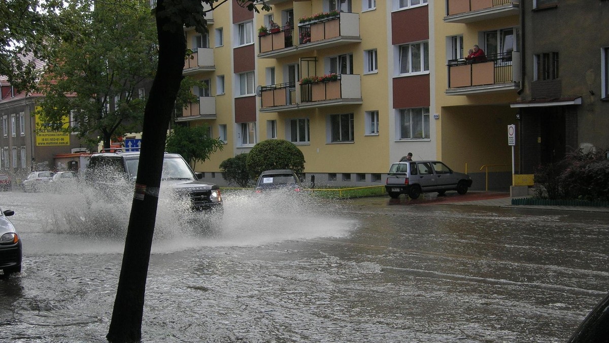 Około 14.25 na terenie Trójmiasta doszło do potężnej ulewy, w wyniku której zalane zostały niżej położone tereny, a wiele samochodów utknęło na drogach i nie może kontynuować jazdy. Woda uwięziła ludzi w jednym z ośrodków zdrowia w Gdańsku. Jak powiedział Onetowi Tadeusz Konkol z pomorskiej straży pożarnej, wszyscy strażacy, którzy dziś pełnią akcję, ruszyli do akcji.