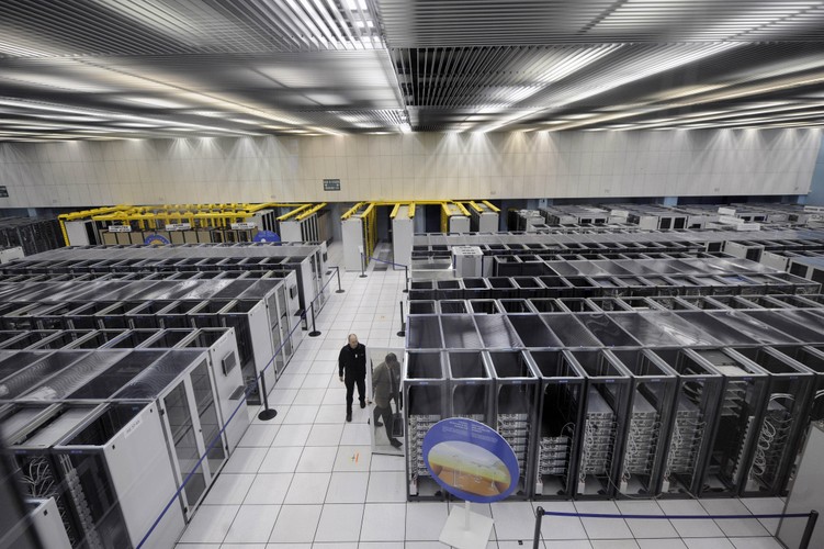 Europejska Organizacja Badań Jądrowych CERN również wybrała Genewę na miejsce swojej działalności. Jest ośrodek międzynarodowy, co podkreślono, umieszczając go na granicy Szwajcarii i Francji. Najważniejszym projektem CERN jest wielki Zderzacz Hadronów (LHC - Large Hadron Collider). Cząstki okrążają tunel o długości dwudziestu siedmiu kilometrów z prędkością 11 000 razy na sekundę. LHC pozwolił potwierdzić (z bardzo dużym prawdopodobieństwem) istnienie bozonu Higgsa.

Na zdjęciu: CERN - Genewa