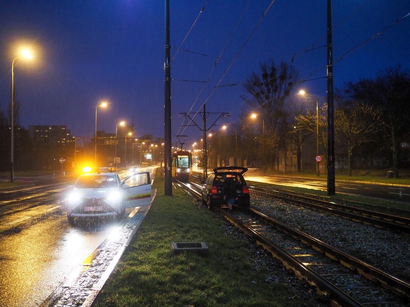  Volkswagen utknął na torach w Łodzi.