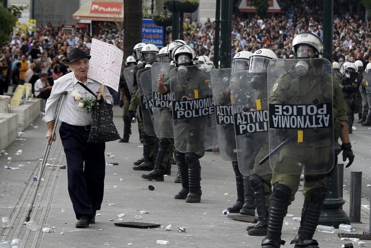 Ateny (Grecja). Starszy mężczyzna podczas protestu w trakcie wizyty kanclerz Niemiec Angeli Merkel.