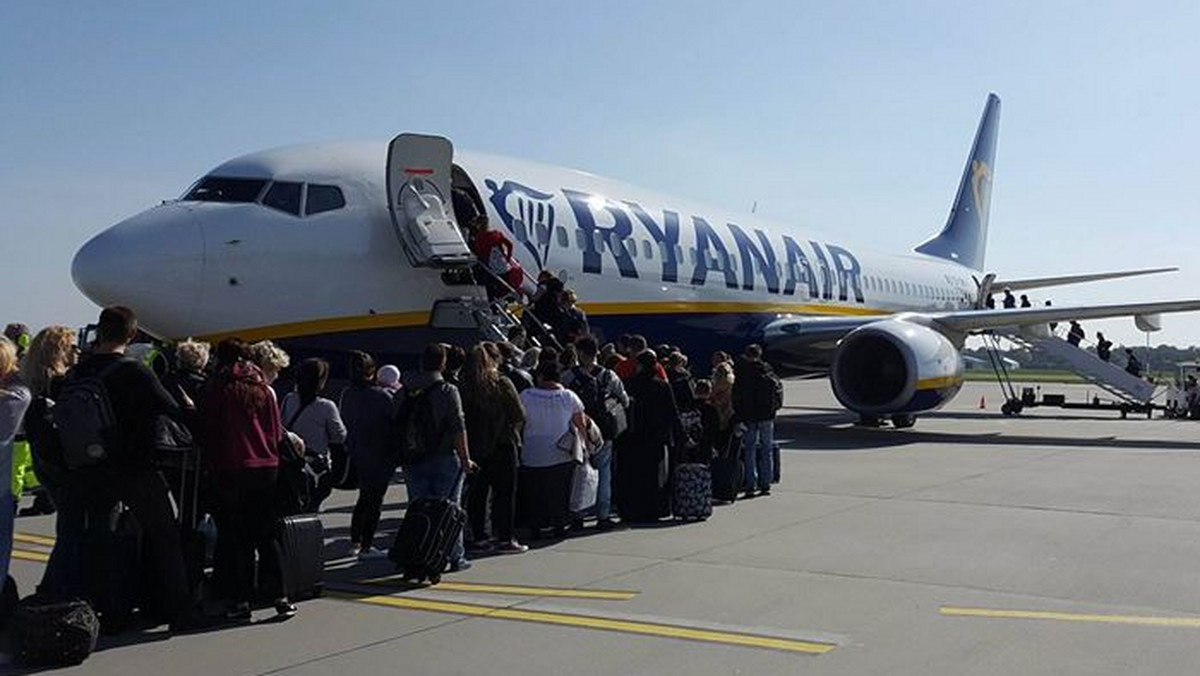 Linia lotnicza Ryanair poinformowała, iż nowe zasady przewozu bagażu wejdą w życie dopiero 15 stycznia 2018 r., zamiast - jak zapowiadano wcześniej - od 1 listopada br. Przewoźnik tłumaczy, że dzięki temu "pasażerowie będą mieli więcej czasu do zapoznania się ze zmianami, szczególnie w okresie wzmożonych podróży podczas świąt". Nowa polityka przewozu bagażu obejmuje m.in. obniżenie opłaty za bagaż rejestrowany (ze 150 zł do 105 zł).