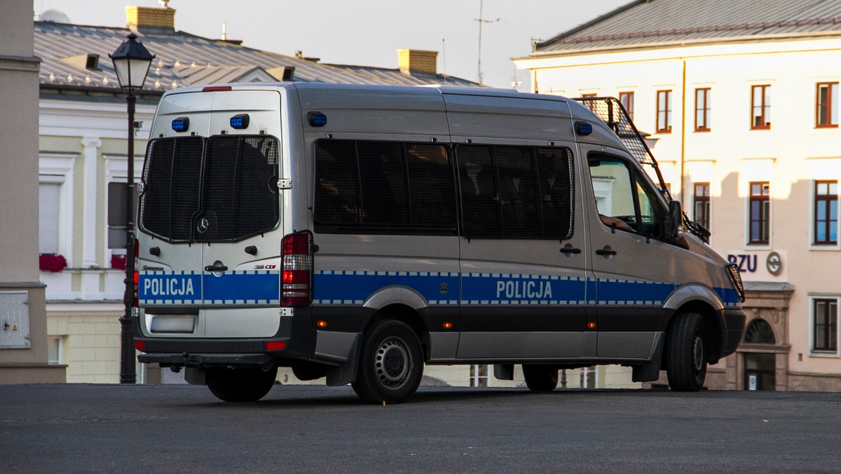 Do groźnej sytuacji doszło podczas rutynowej kontroli policyjnej w miejscowości Gnojnik. Policjanci zatrzymali do kontroli motocyklistę, który w pewnym momencie zaczął uciekać. Zahaczył jednak kierownicą policjanta i ciągnął go po drodze przez spory fragment.