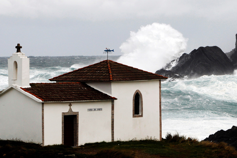 W Galicji wiatr osiąga prędkość 136 km/h 