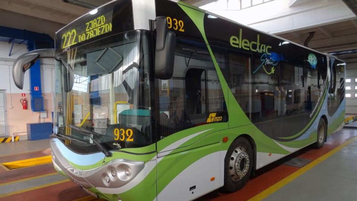 Jest komfortowy, niskopodłogowy, a przede wszystkim - wyposażony w elektryczny silnik. Stołeczne Miejskie Zakłady Autobusowe rozpoczęły testy autobusu City Smile firmy AMZ. Pojazd obsługuje dodatkowe kursy na linii 222.