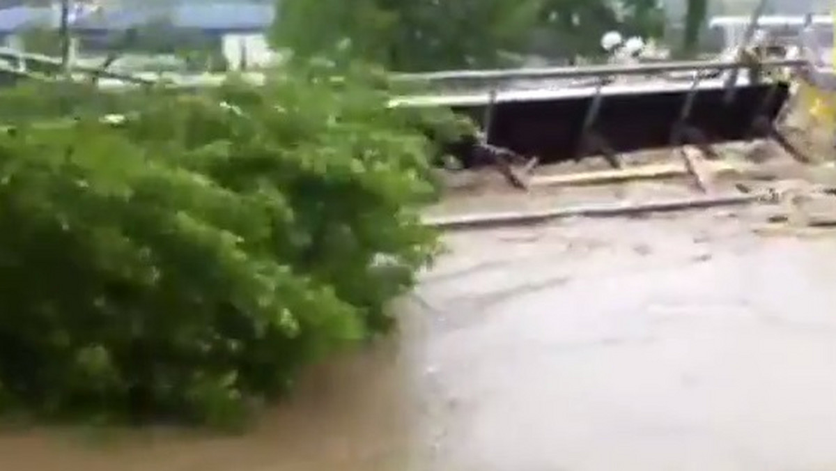 Nie tylko w Polsce woda sieje spustoszenie. Mieszkańcy miasta Zavidovići w Bośni i Hercegowinie uwiecznili na filmie tragiczne skutki powodzi, jaka przechodzi przez ich kraj. Na wideo widzimy most zerwany przez wezbraną wodę, który, niesiony nurtem rzeki, uderza w drugi.