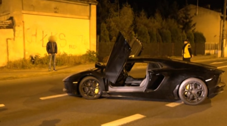 A Lamborghinit egyszerűen az út közepén hagyták /Fotó: Youtube
