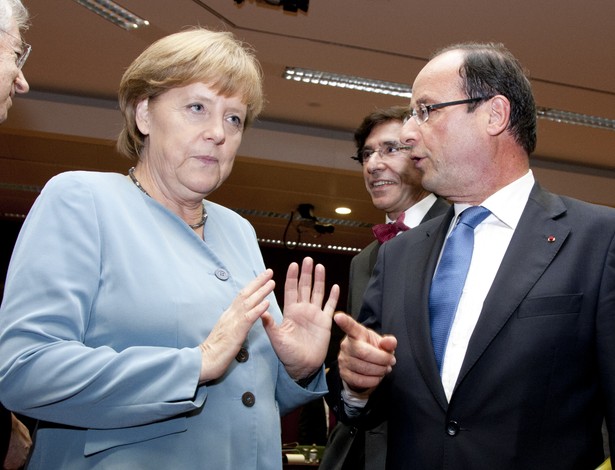 Nieformalny szczyt Rady Europejskiej 23 maja 2012: kanclerz Niemiec Angela Merkel i prezydent Francji Francois Hollande. Hollande zdaje się wskazywać "kierunek: euroobligacje", jednak Merkel stanowczo odmawia. Fot. The Council of the European Union