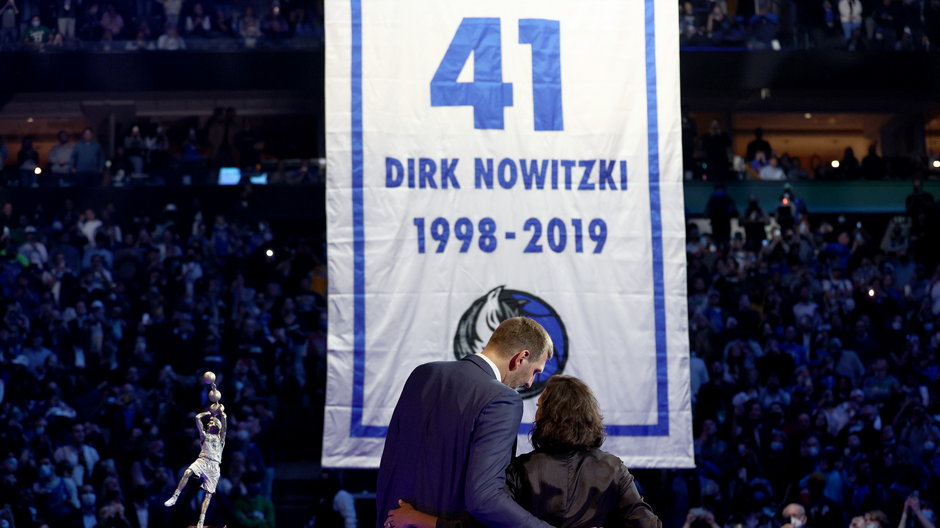 Dirk Nowitzki jest czwartym graczem uhonorowanym w taki sposób przez klub z Dallas
