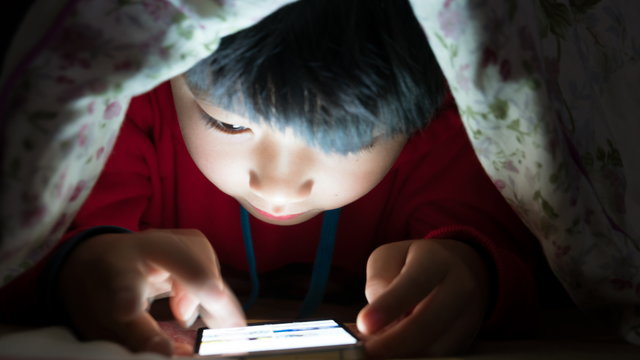 Kína törvényben korlátozná a gyerekek okostelefon-használatának idejét