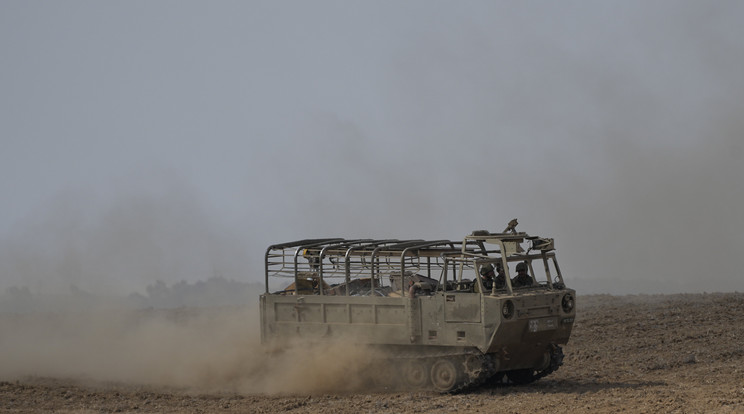 Izraeli csapatszállító jármű Izrael déli részén, a Gázai övezet határának térségében 2023. október 12-én / Fotó: MTI/AP/Ohad Zwigenberg
