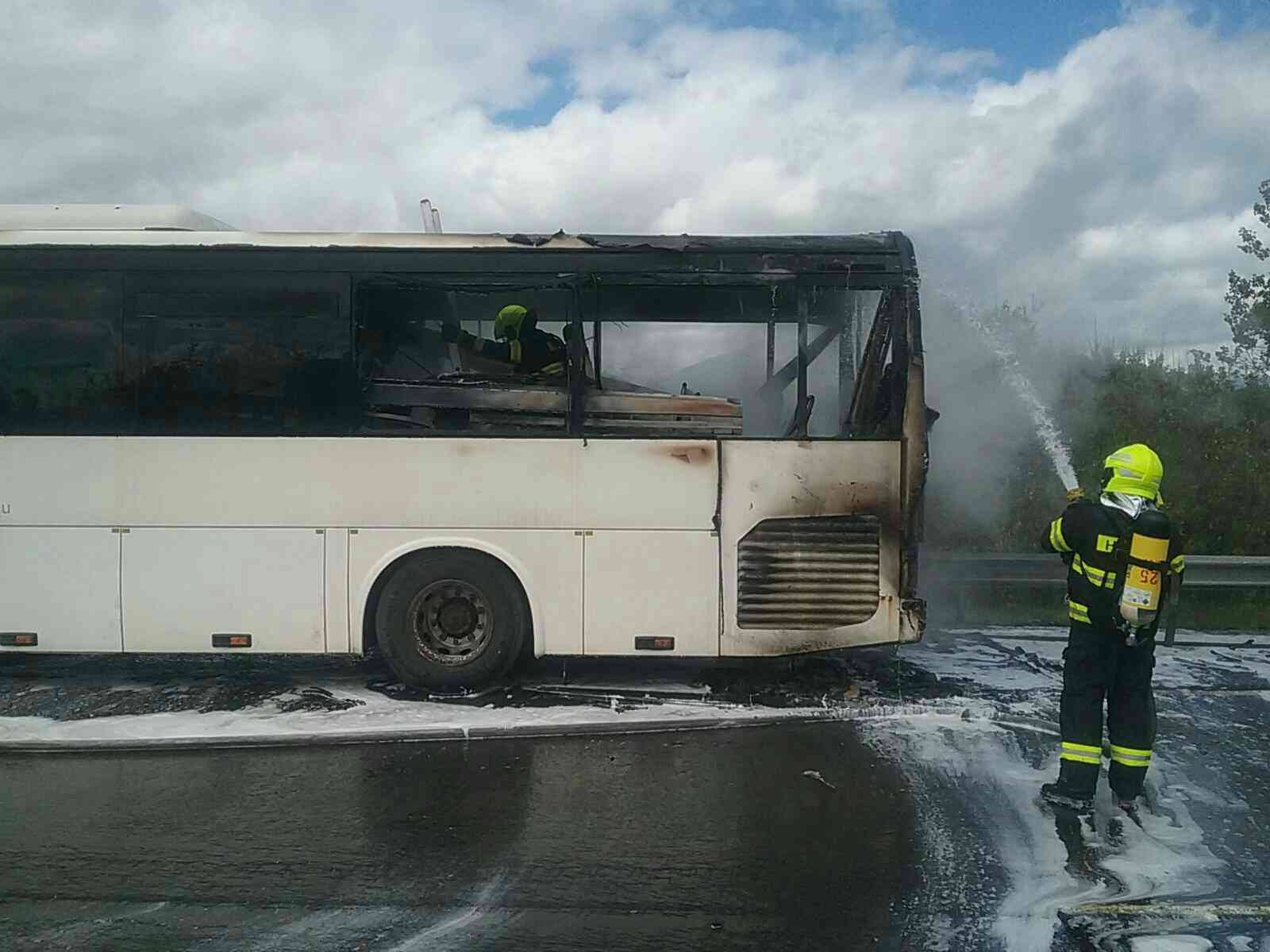 Hasiči zasahovali pri horiacom autobuse na D1 pri Závažnej Porube.