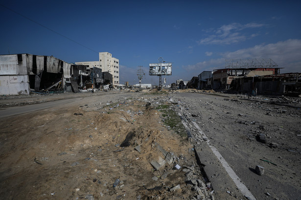 Zniszczenia wzdłuż droga Salah al-Din po izraelskim nalocie na obóz dla uchodźców al-Maghazi, południowa Strefa Gazy, 6 lutego 2024 r.
