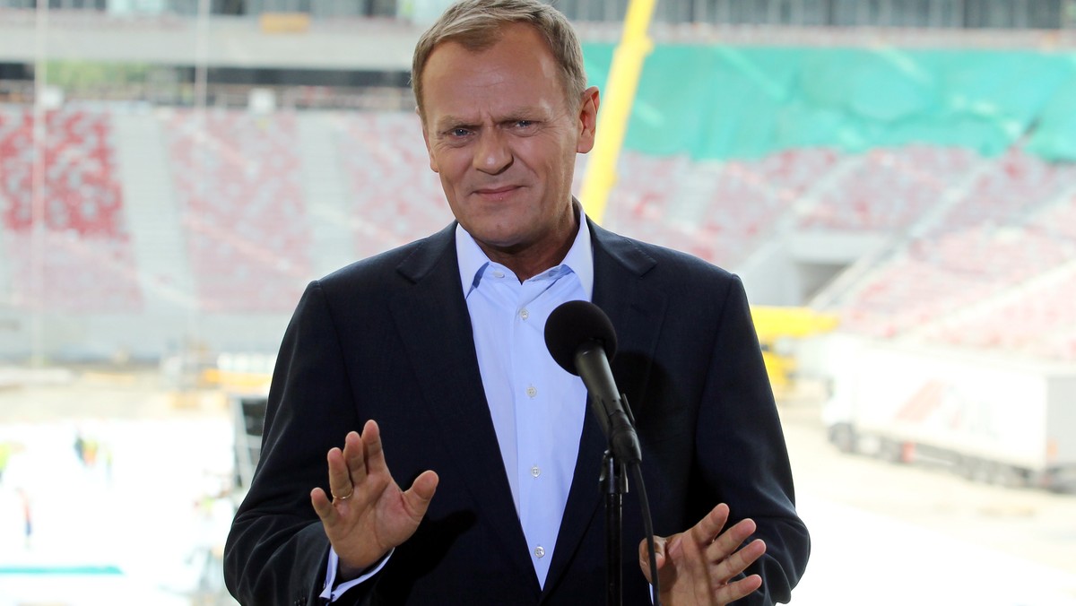 Premier Donald Tusk obecny na budowie Stadiony Narodowego w Warszawie mówił, że przygotowania do Euro 2012 to wielka "narodowa inwestycja". - (...) Ten stadion będzie oczywiście gotowy z odpowiednim wyprzedzeniem na Euro 2012. Każdy, kto mówi inaczej, mija się z prawdą - mówił premier podając jednocześnie ostateczny termin zakończenia prac budowlanych na głównej arenie piłkarskich Mistrzostw Europy.