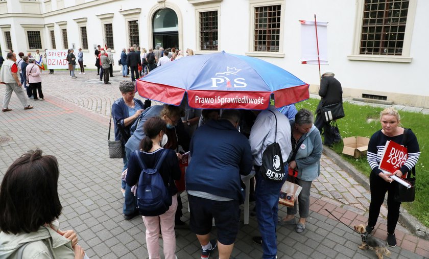 Warszawa: protest przed koncertem Jana Pietrzaka w CSW