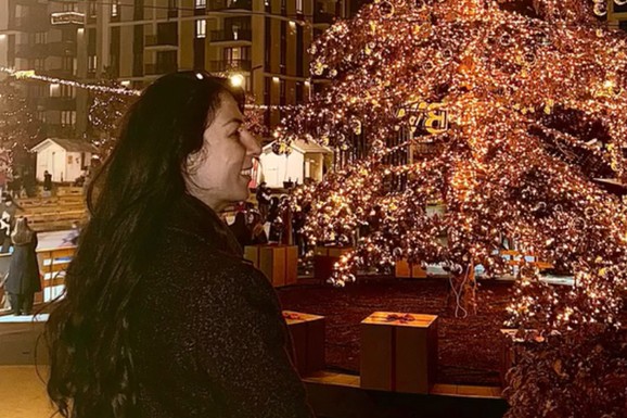 PEVAČICA SE GODINU DANA LEČILA OD ALKOHOLIZMA Više ne sme ni da okusi alkohol, pokazala kako uživa u porodičnom životu: "Išla sam na psihoterapije"