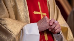 proboszcz zaatakował siekierą i podpalił człowieka. dlaczego przedłużono śledztwo