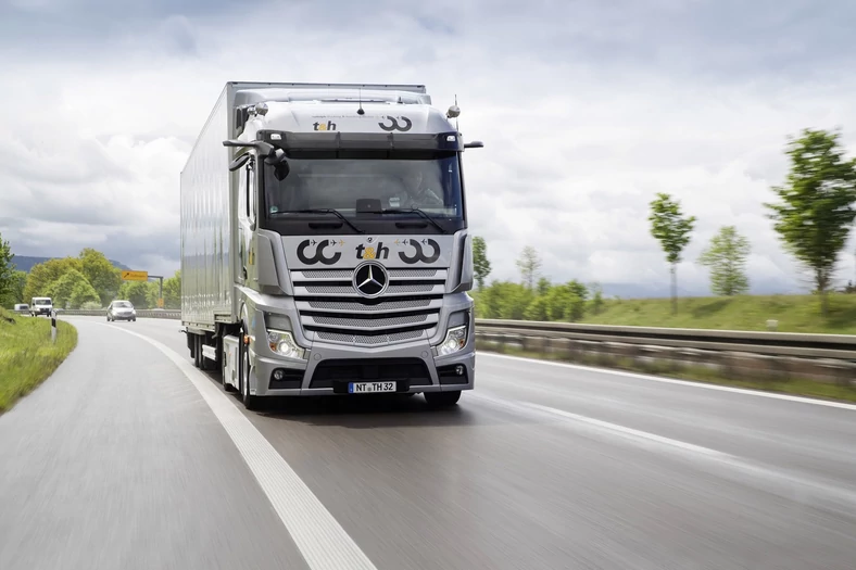 Mercedes-Benz Actros na niemieckiej autostradzie