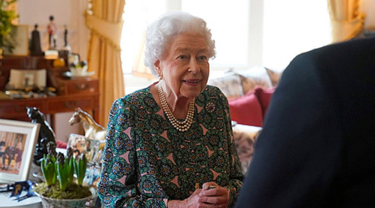 2022. február 16-án készített képen II. Erzsébet brit királynő audienciát tart a windsori kastélyban. A Buckingham Palota február 20-i közleménye szerint a 95 éves brit uralkodó megfertőződött a koronavírussal, de a tünetei enyhék/ Fotó: MTI/AP/Pool/PA/Steve Parsons