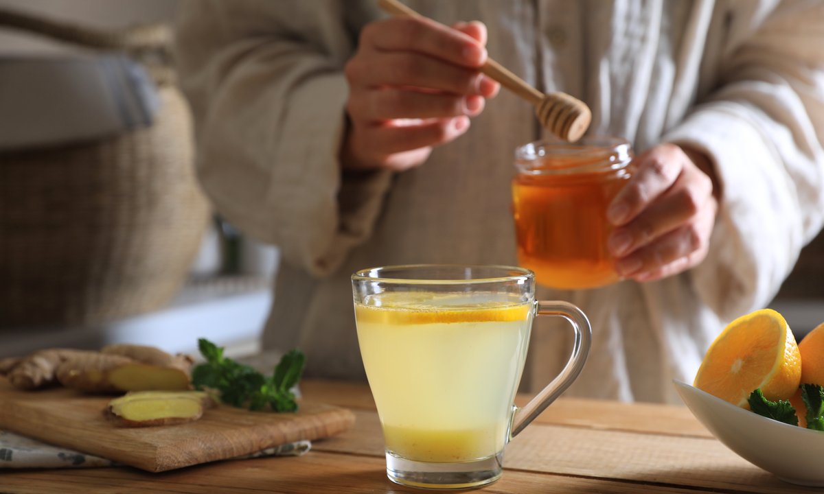 Czy miód traci swoje adekwatności w gorącej herbacie? Ekspert rozwiewa wątpliwości