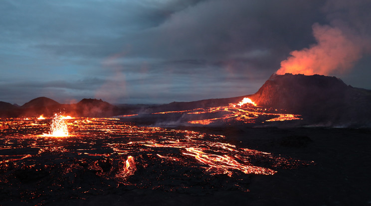 Azt eddig is tudtuk, hogy a vulkánok tömeges kihalásokat okozhatnak. De csak most készült el az első független becslés a vulkáni kibocsátásokról, amelyek környzeti hatása olyan nagy, hogy a geológiai bizonyítékokban látható zavarokat (amelyek a kihalásra utalnak) előidézze. / Fotó: Toby Elliott/Unsplash