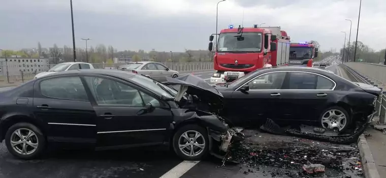 Stracił panowanie nad BMW. W poślizgu uderzył w Peugeota [Nagranie]