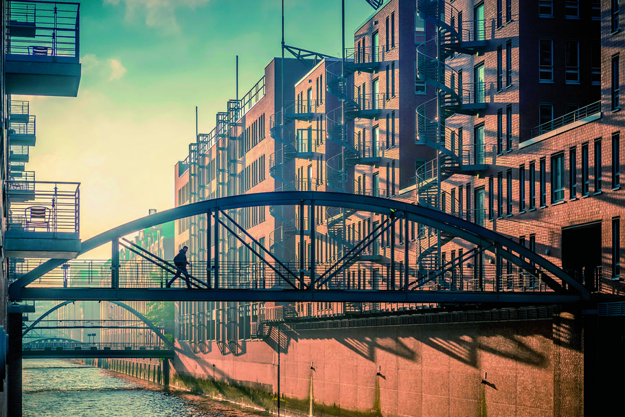 HafenCity to nowa dzielnica Hamburga, która powstaje nad Łabą i kanałami na dawnych terenach portowych. Pierwsza inwestycja ruszyła w 2001 r.
