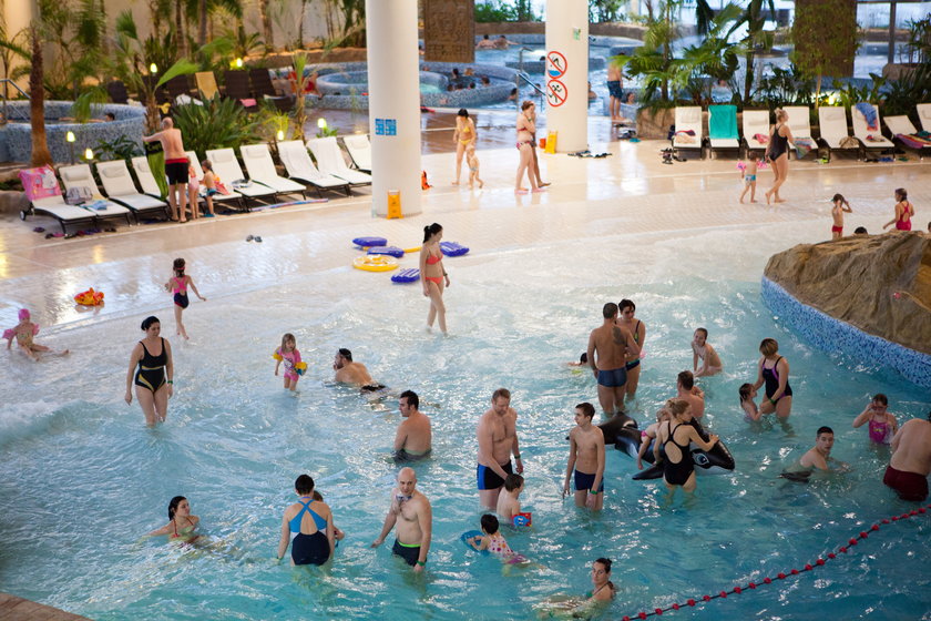 Ludzie kąpią się w basenie Term Maltańskich