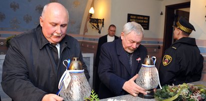 Prezydent zapalił znicz na grobie Miłosza