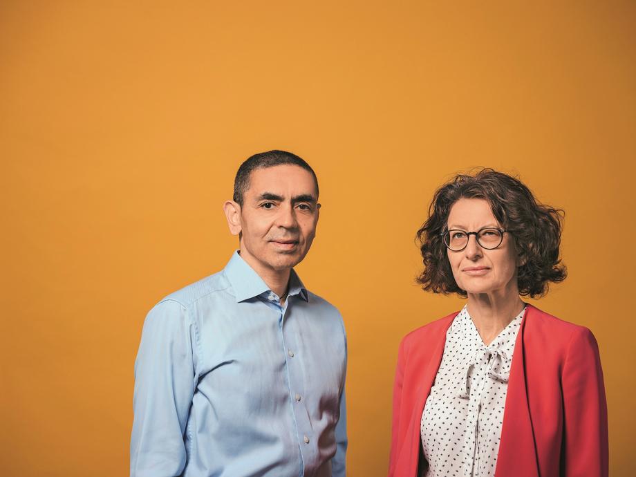 Uğur Şahin i Özlem Türeci - małżeństwo naukowców, on jest profesorem immunologii, ona profesorem medycyny molekularnej na Uniwersytecie w Mainz; twórcy szczepionki BioNTech/Pfizer