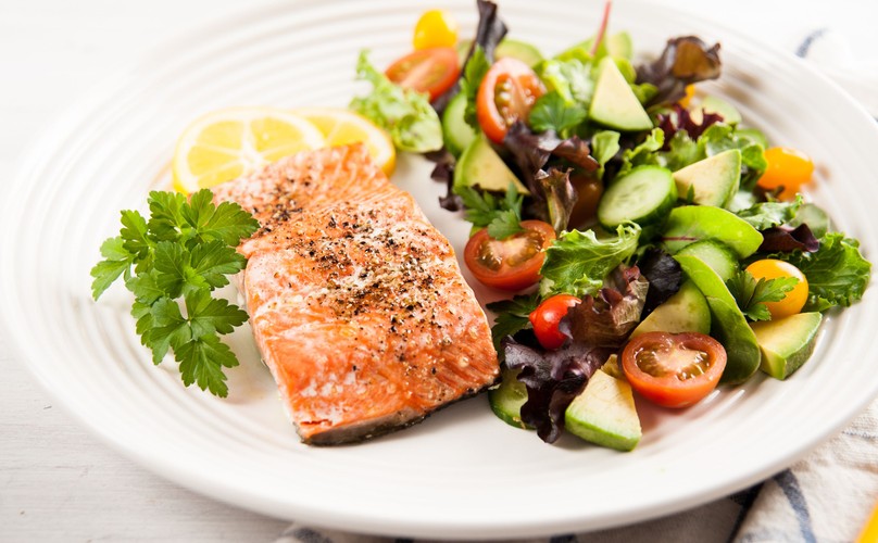 12:00 – obiad: łosoś z surówką